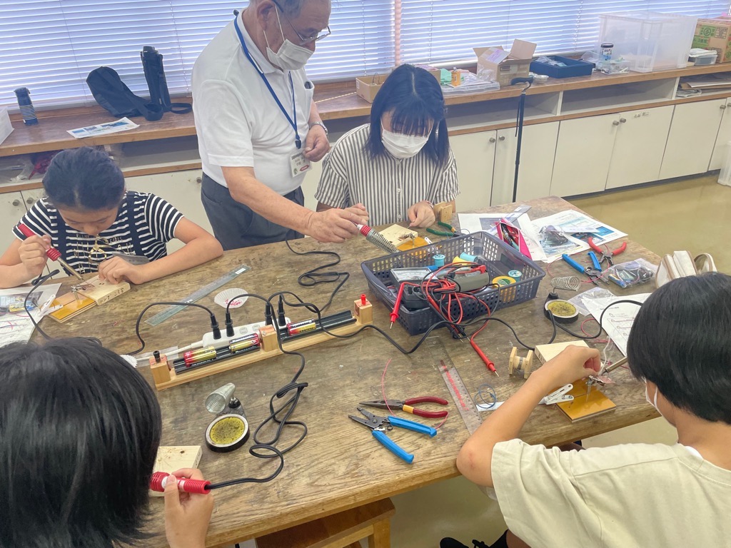 はんだごてを使って常夜灯を製作する様子