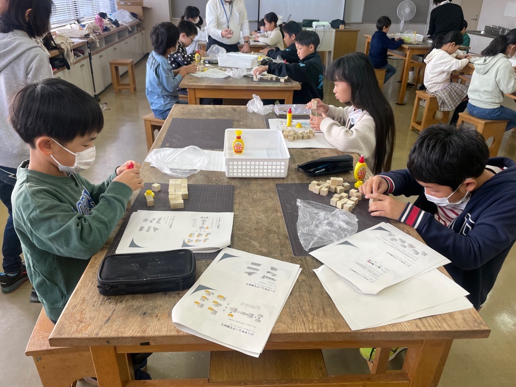 ソーマキューブを製作する子どもたち