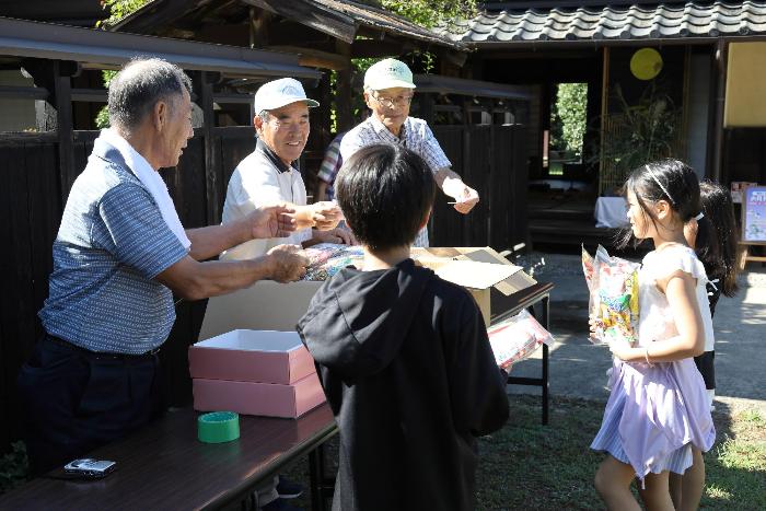 子どもがお菓子を受け取っている写真