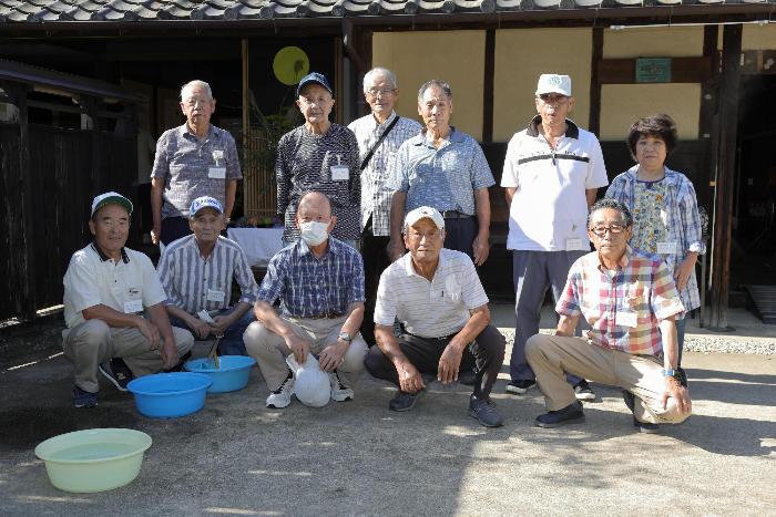 旧市川家住宅協力会の皆さんが並んでいる写真