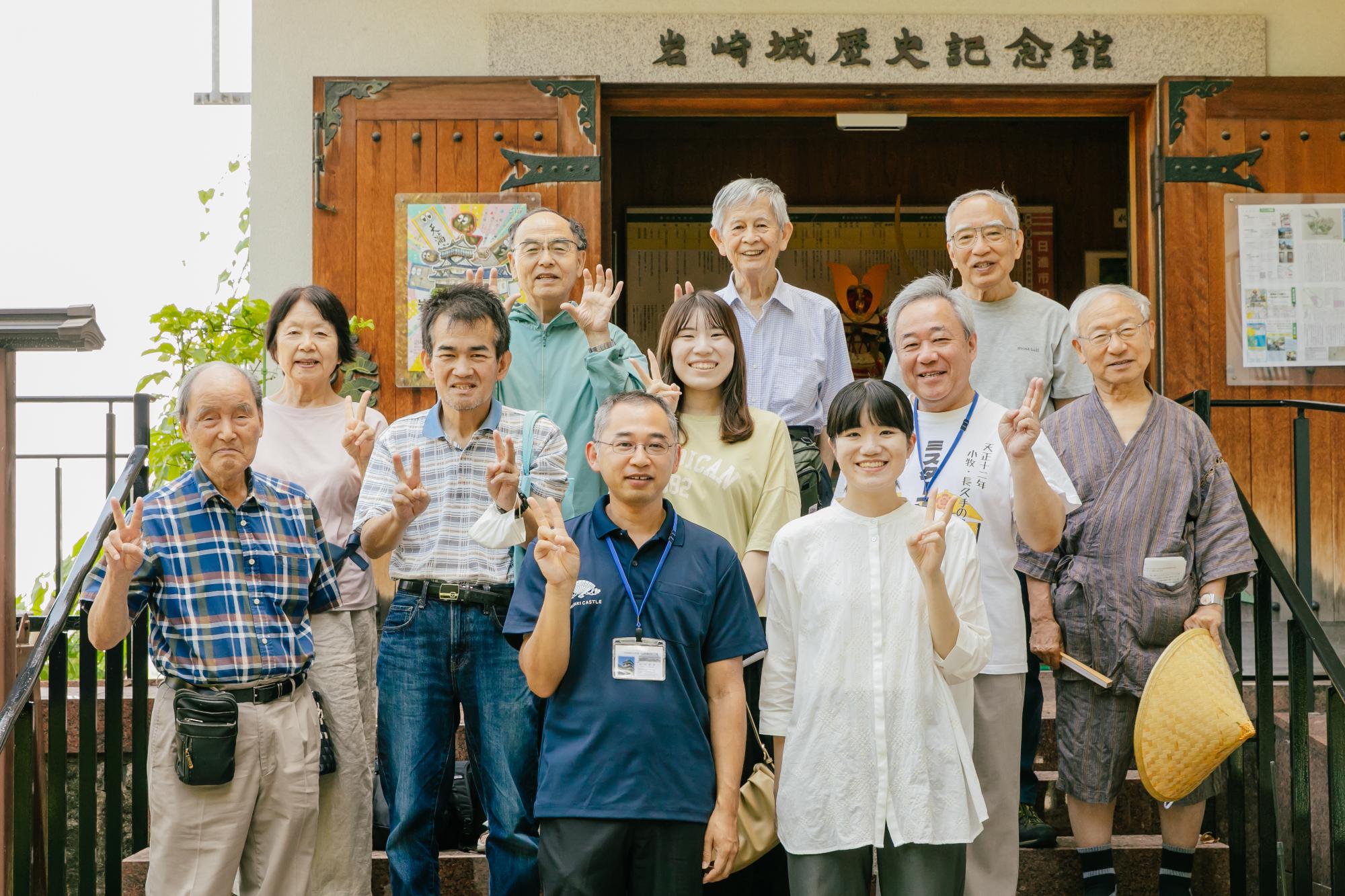 学芸員と参加者の集合写真
