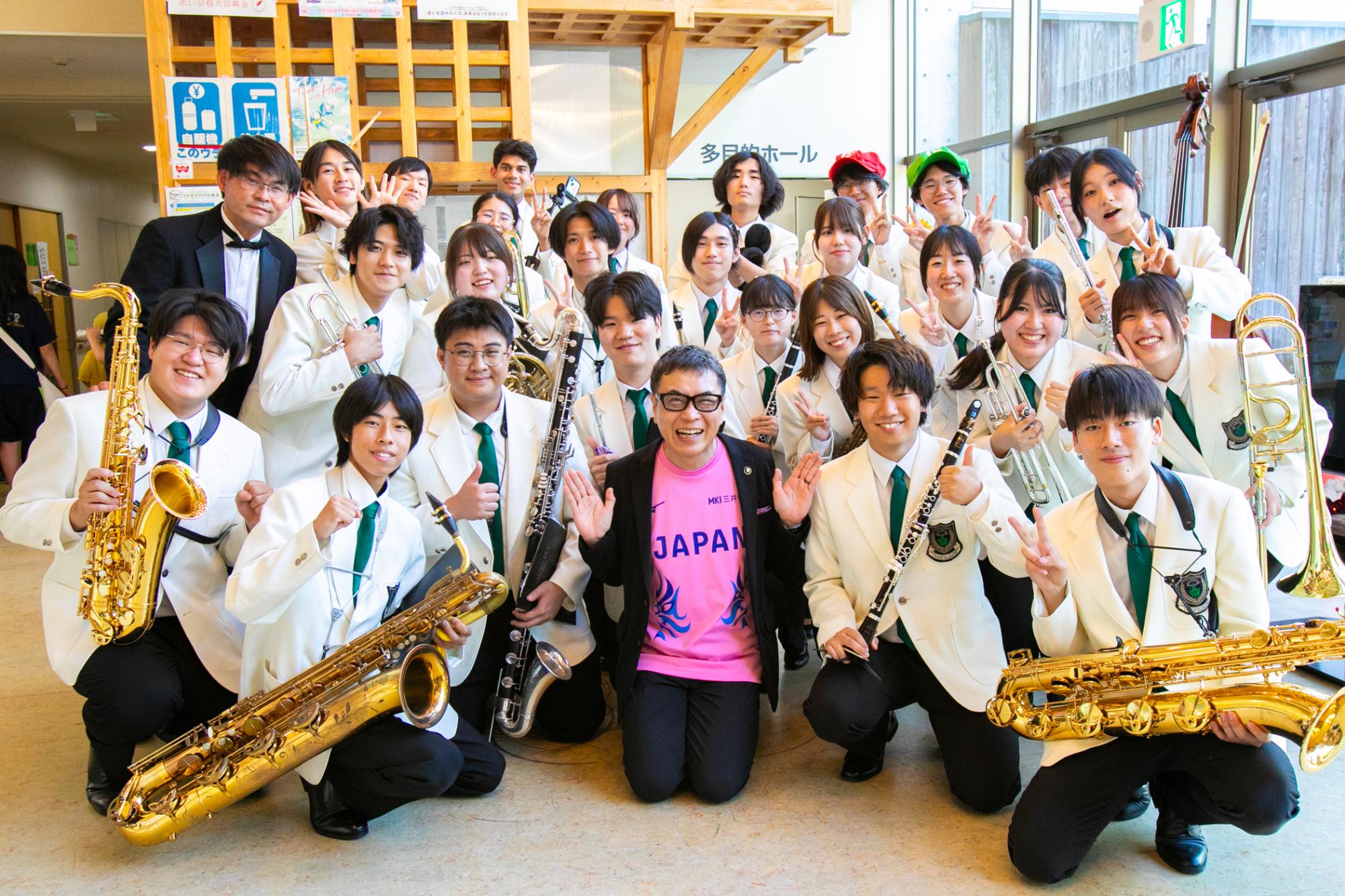 市長と大学生たちの集合写真