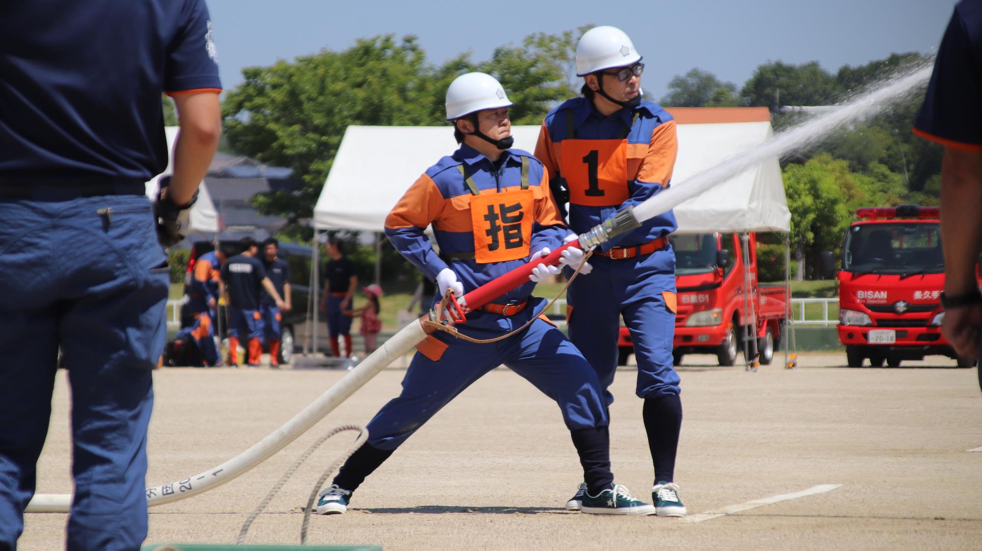 標的に命中するよう仲間もサポート