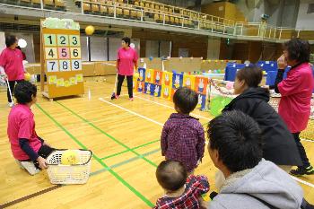 上手く当たるかな？お父さんと勝負！