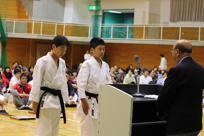 選手宣誓をする空手道連盟の久保さん(左)と黒田さん(右)