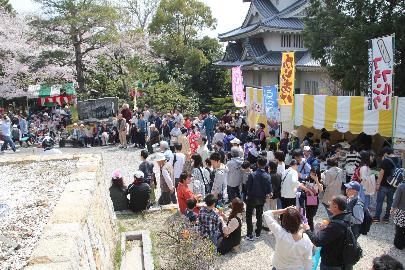 屋台を満喫する来場者