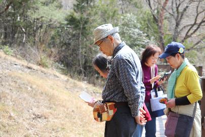 来場者に植物の説明をする山崎会長