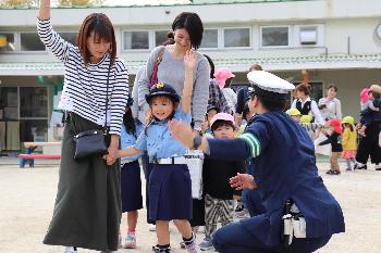 元気よく手を挙げて渡ります