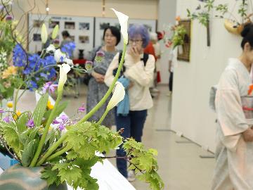 会場は華やかな雰囲気に包まれて