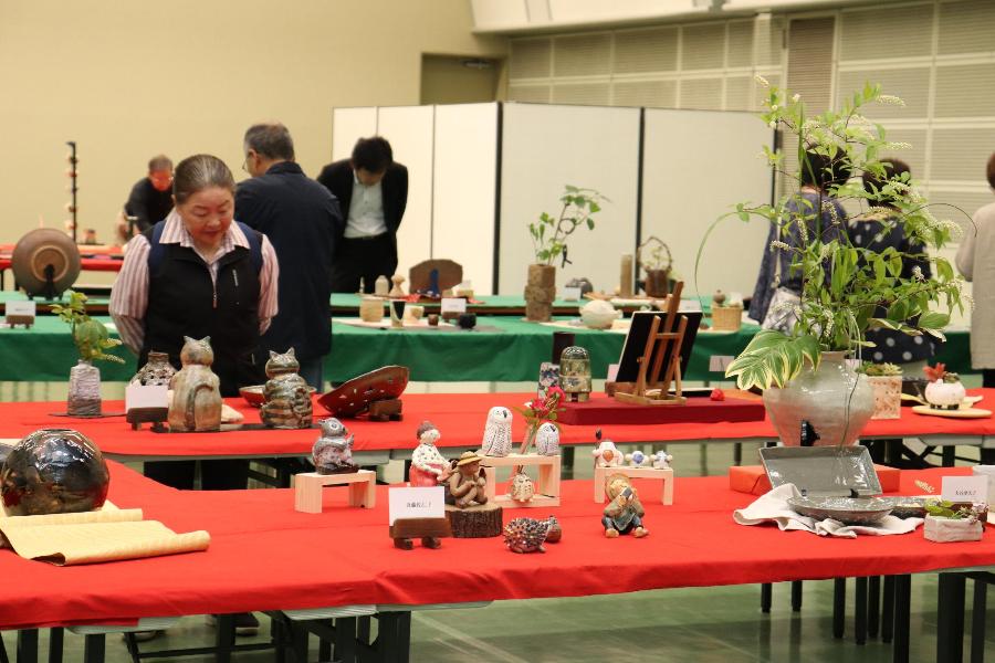 作品に見入る来場者