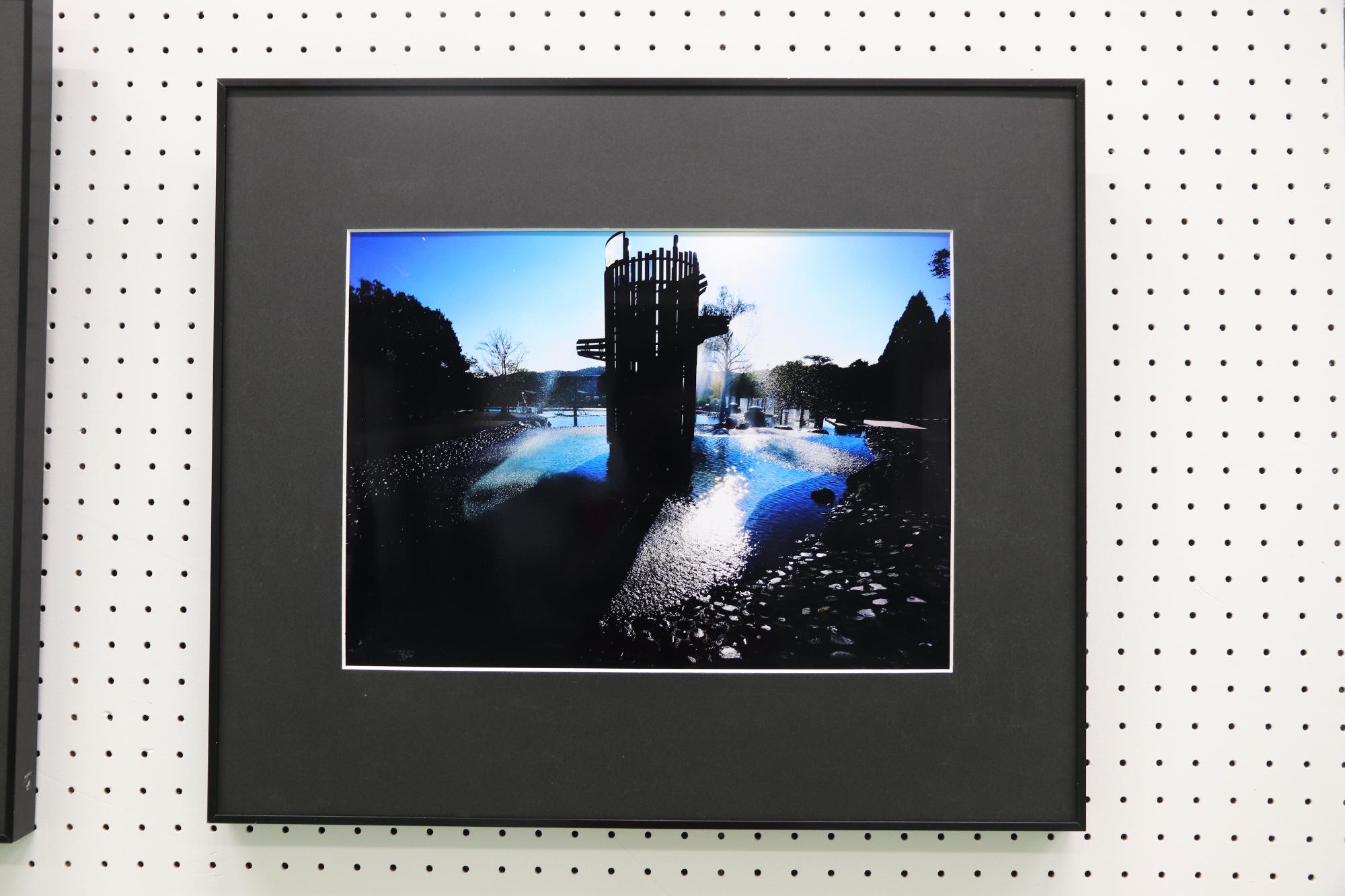 モリコロパークの噴水塔を逆光で撮影した作品
