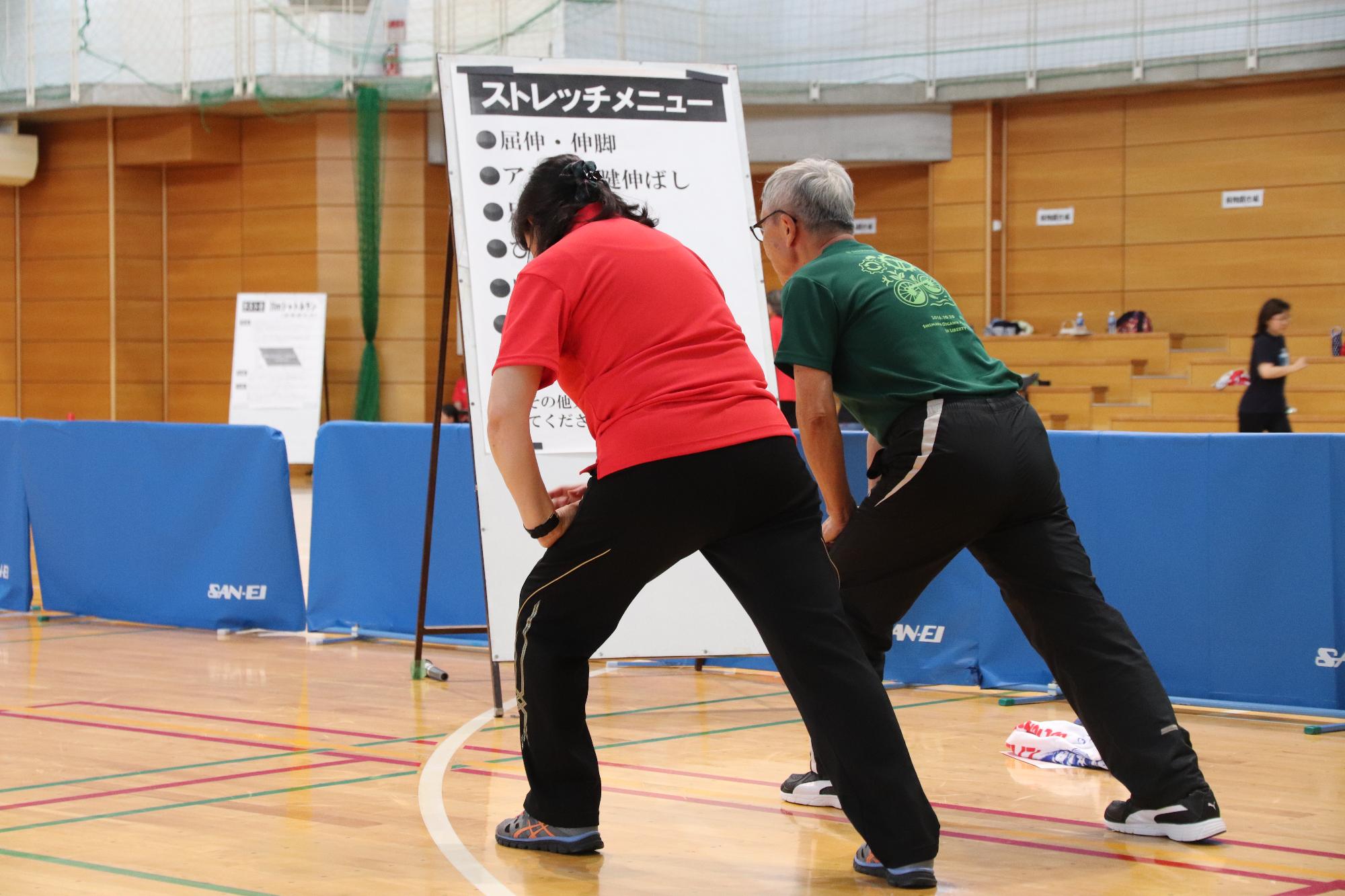 急な運動で体を痛めないよう、まず入念なストレッチで体をほぐします