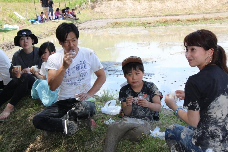 田植えが終わった後はおにぎりとみそ汁で昼食