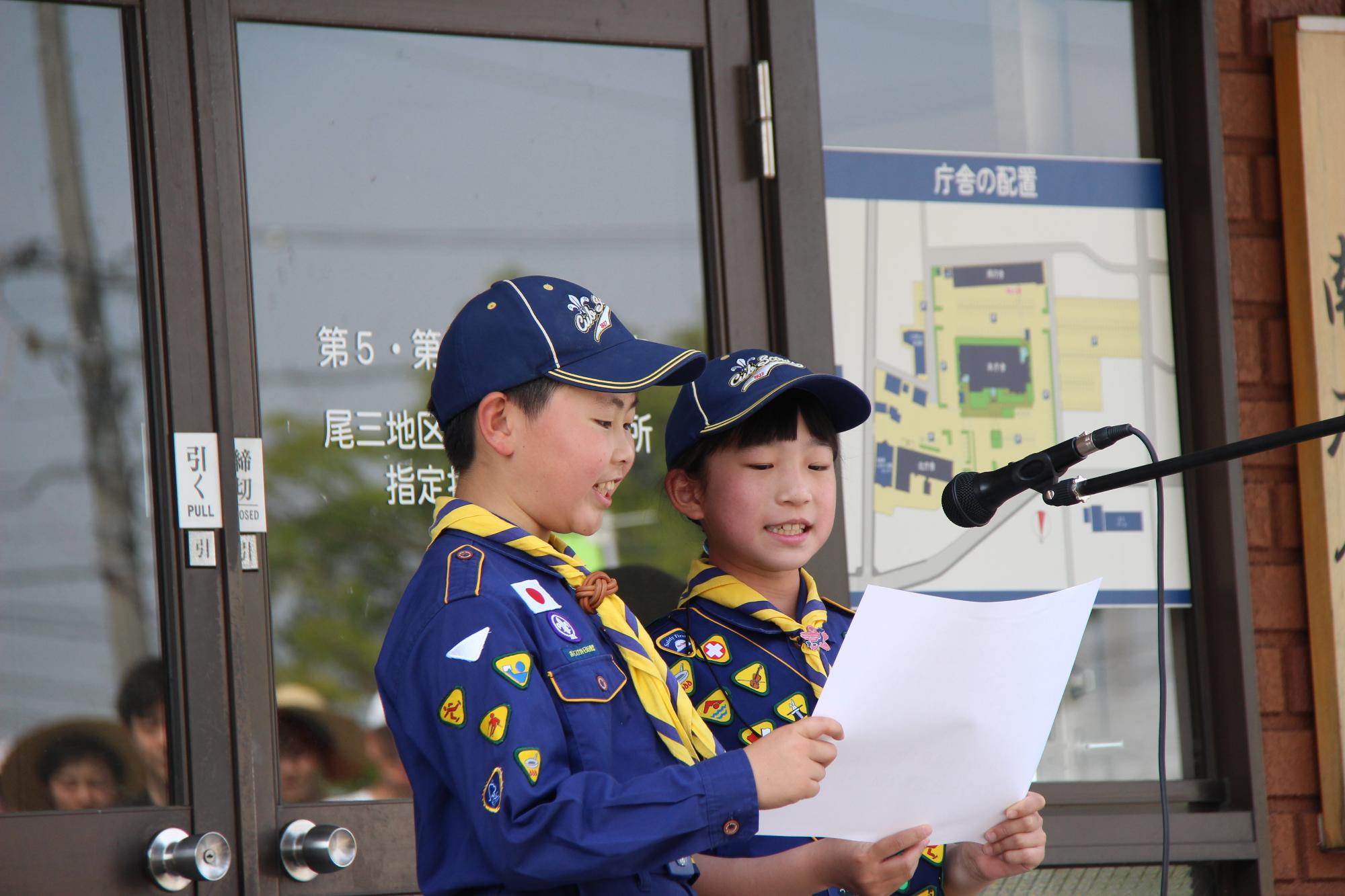 ごみゼロ宣言をする後藤さん（左）と山本さん