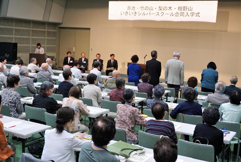 名前を読み上げられ紹介される入学の皆さん