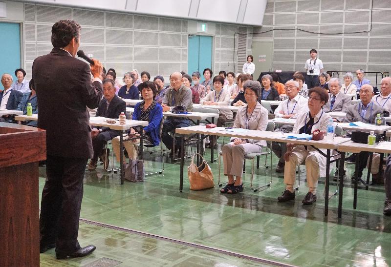 教育長の講話に聞き入るスクール生