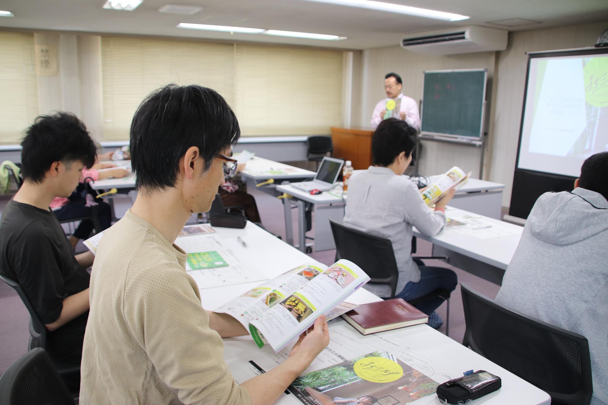 集中して説明を聞く参加者