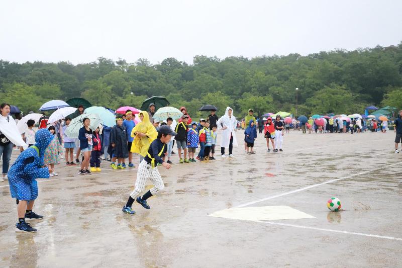 雨の中プレーボール！