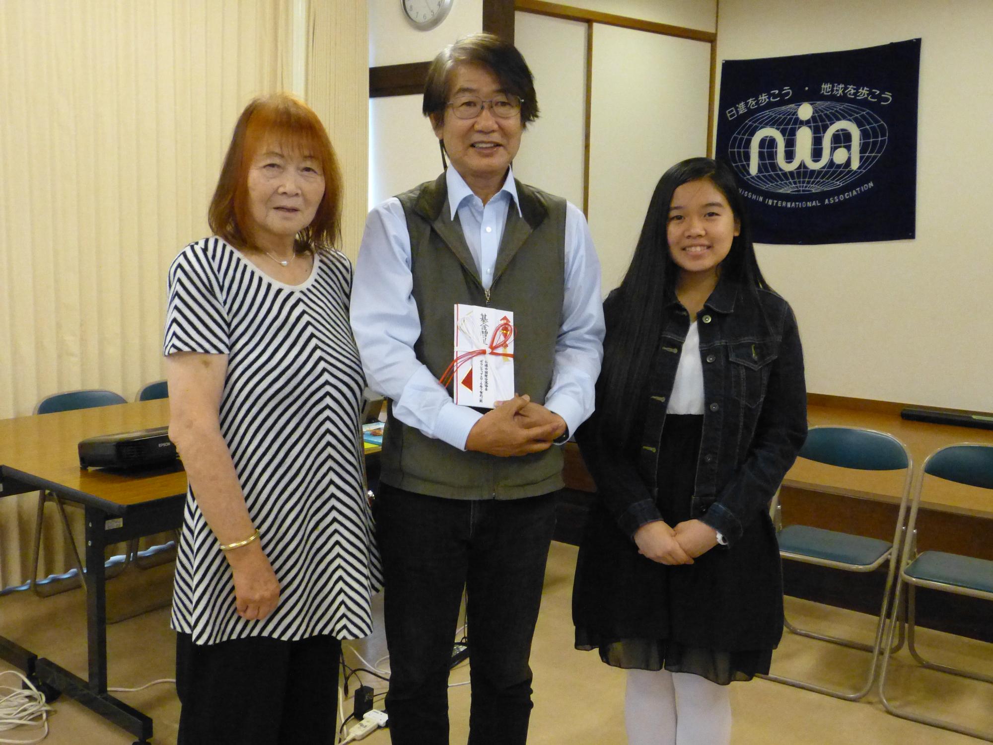 アンジェラ舞花さん（右端）と日進市国際交流協会の乗松名誉会長（左端）