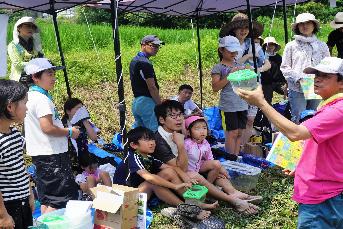 捕まえた生き物を解説する村野副理事長