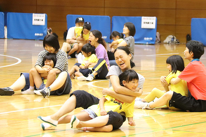 腕の中から脱出できたら子どもたちの勝ち！