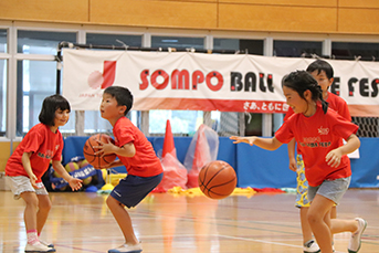 4種目のスポーツに熱中する子どもたち