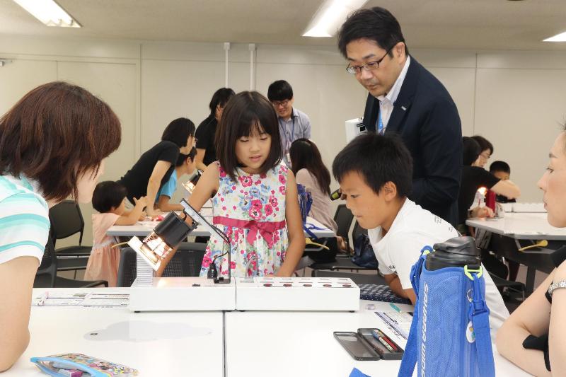 どのくらいの電気ができるのか興味津々で見つめる子どもたち