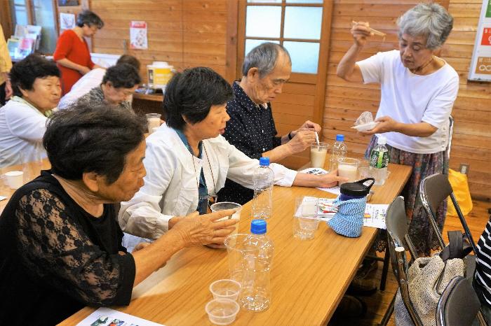 納豆一粒と水道水を加えてペットボトルに移します