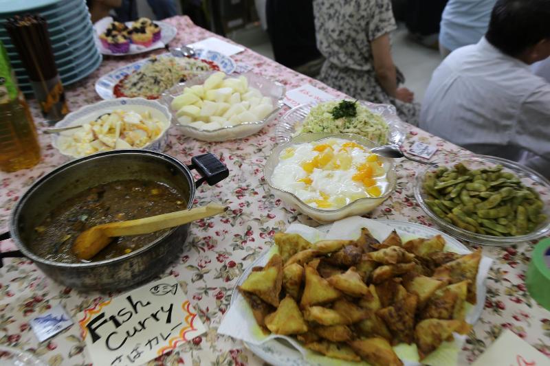 さばカレー、サモサなど各国の料理が並びます