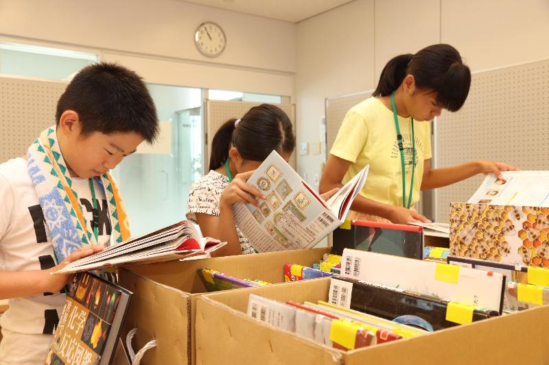 夢中で本を読む子どもたち