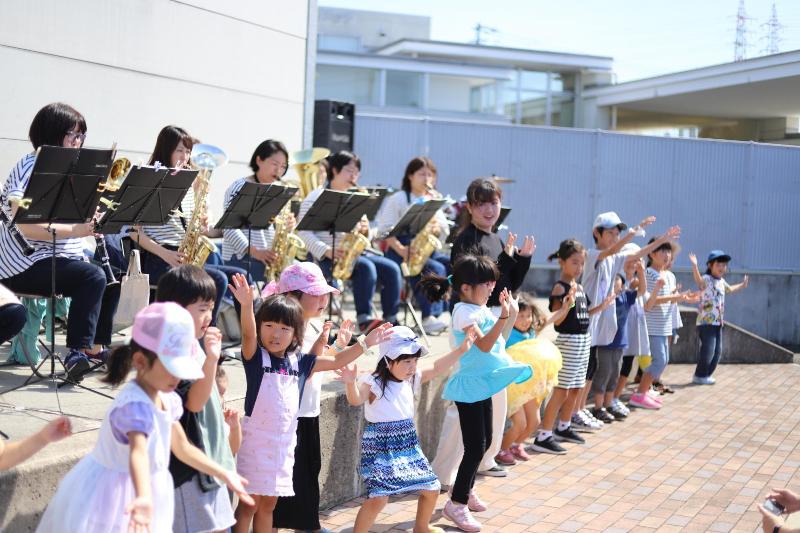 パプリカを一緒に踊る子どもたち