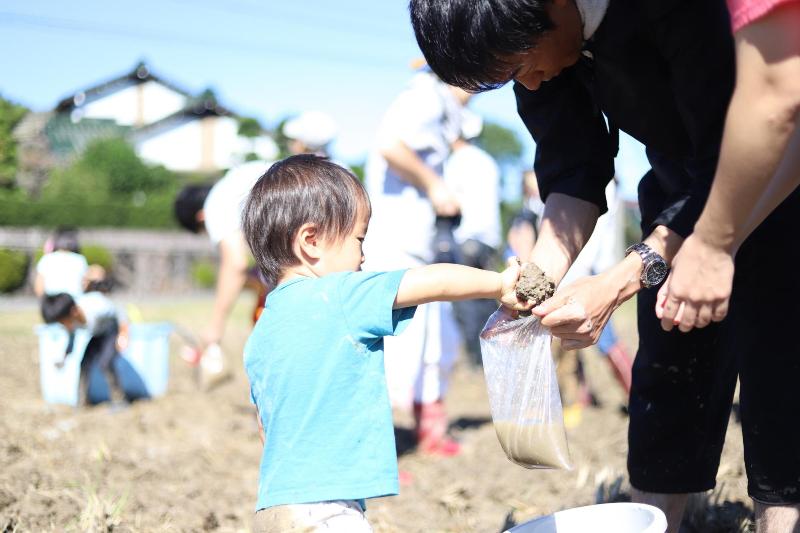 水に泥を入れるとどうなるかな？