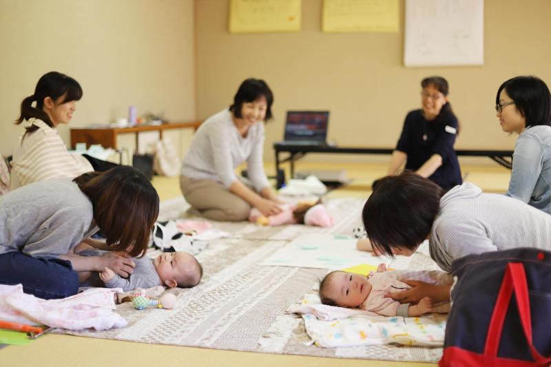 わらべ歌あそびで親子のコミュニケーション