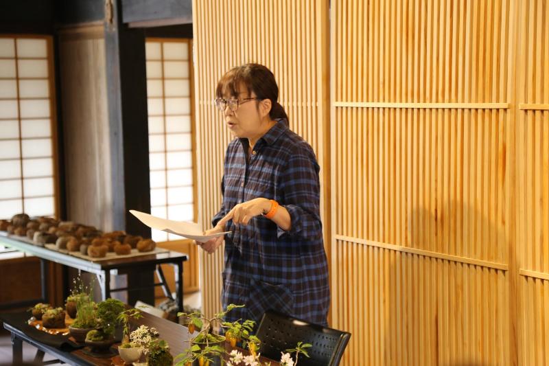 話をする鷲田さんの前には可愛らしい盆栽がたくさん並んでいました