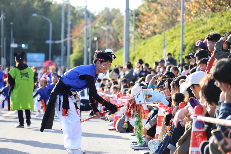 沿道の子どもたちと触れ合う様子も