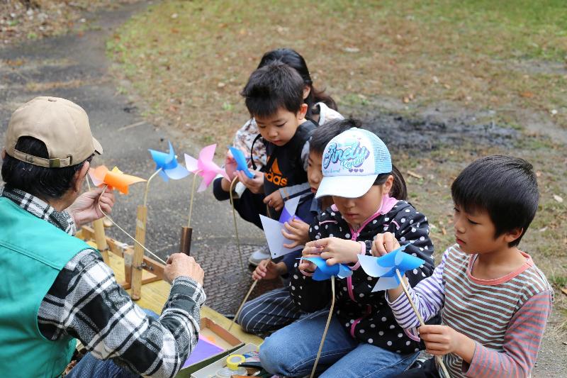 作り方を丁寧に教えてもらいながら作ります