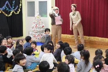 先生のアドリブ満載の劇に子どもたちは笑いっぱなし