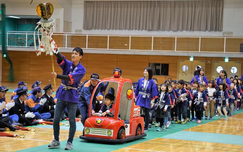 「火の用心」を呼びかけて行進する幼年消防クラブの保育園児たち