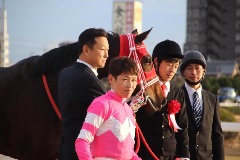 レースを終え、馬をねぎらう騎手や馬主たち