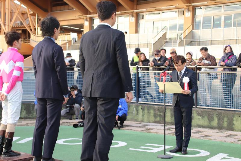 近藤市長から賞状が手渡されました