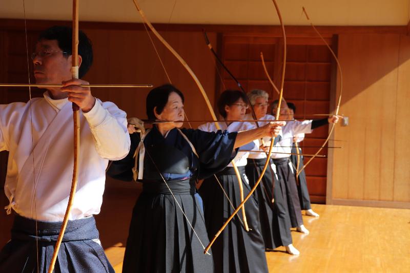 競射では年代関係なく競い合います