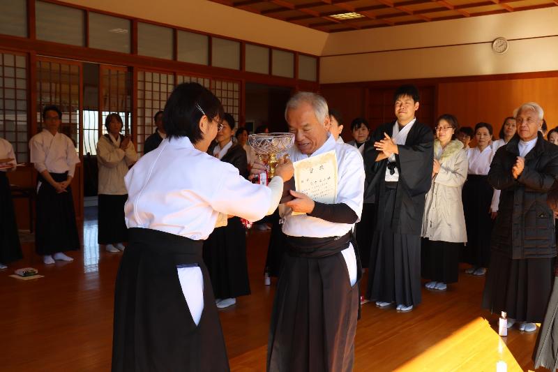 選手らに祝福され、優勝杯を手にする仕手選手