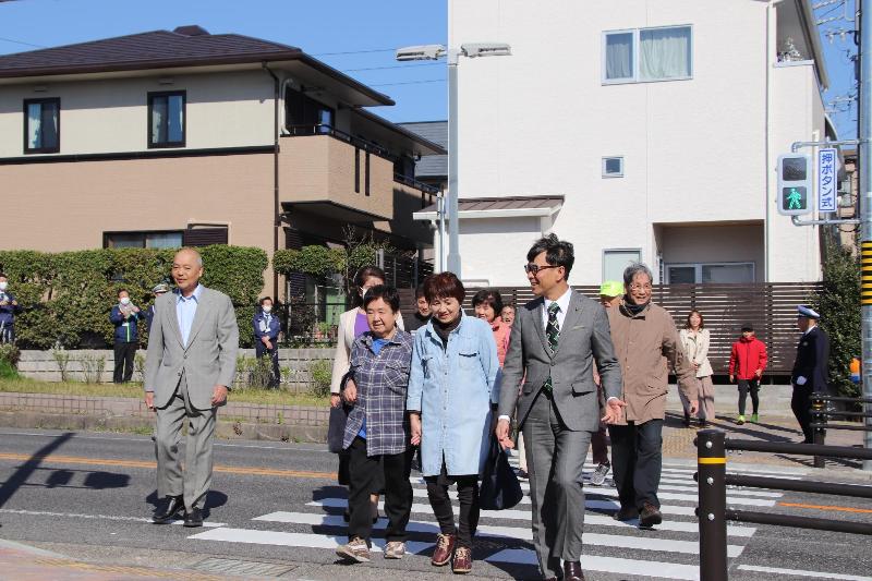 渡り初めをする地元住民たちと近藤市長