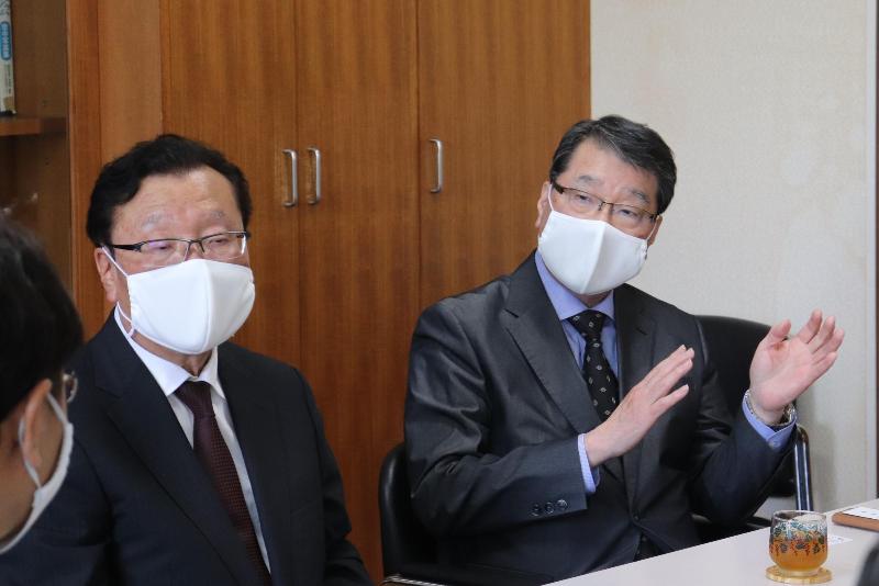 藤田昭次代表取締役（左）と兄の鉱一取締役