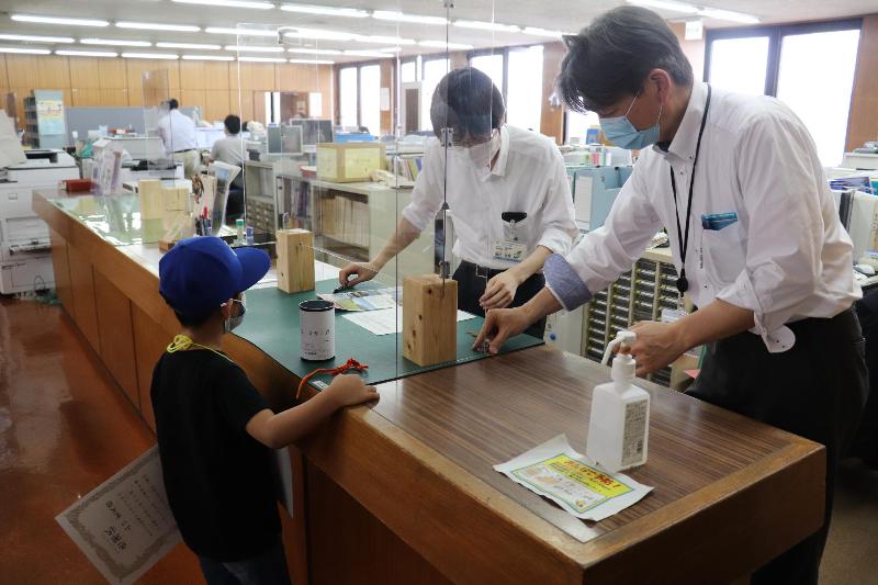 寄付の手続きを行う貫太さん