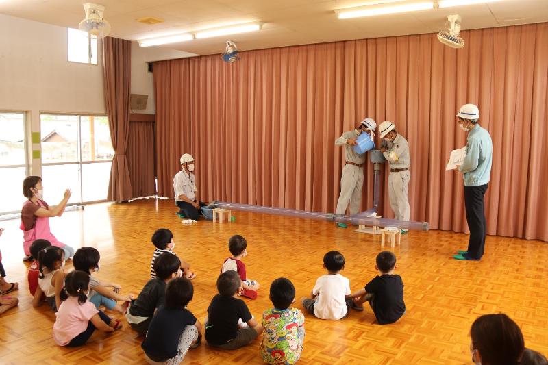 トイレの仕組みを配管の模型に水を流して説明