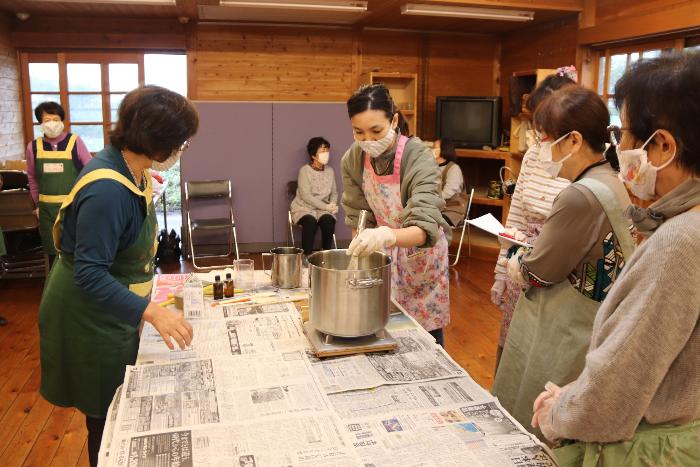 オイルを加熱しながら混ぜ合わせます