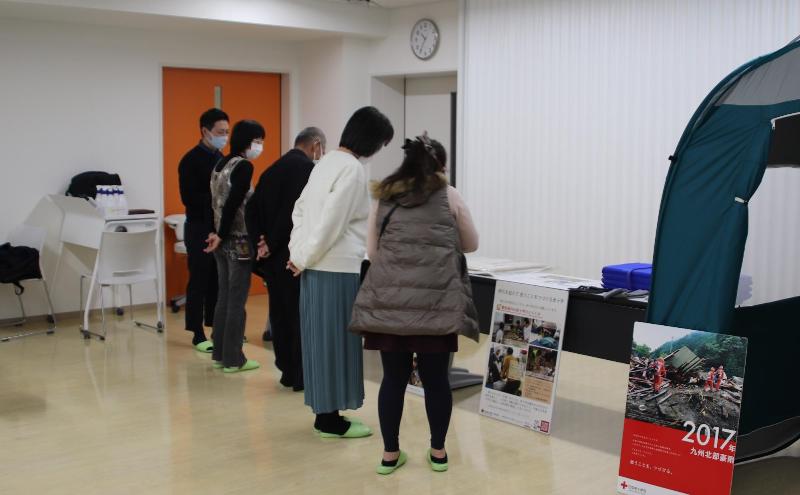 日本赤十字社の展示した災害対策物品を確認する参加者