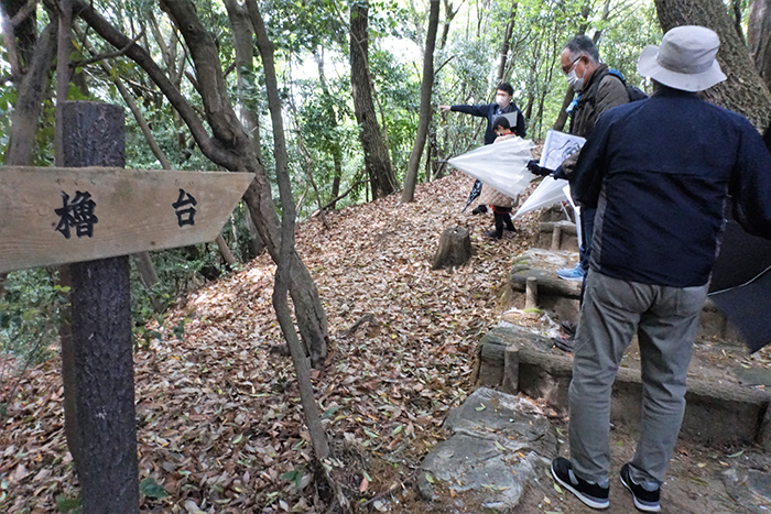 土を盛り上げて造られた本丸近くの櫓台（やぐらだい）（標高66メートル）から、周囲の堀の規模を見る