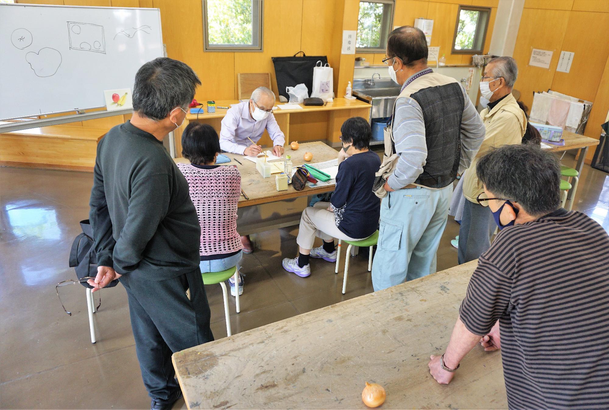 講師の筆遣いに見入る参加者